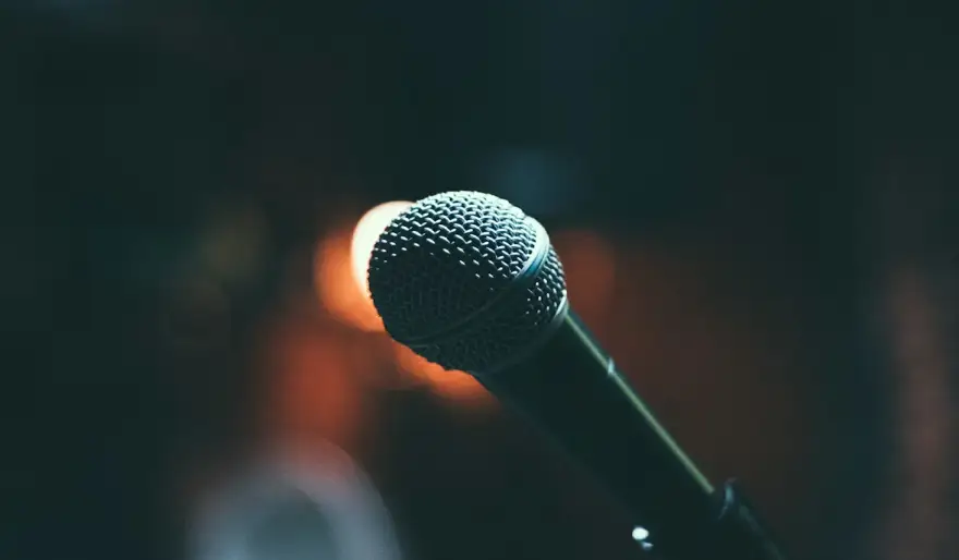 Kā radio stacijas pelna naudu 2026. gadā?